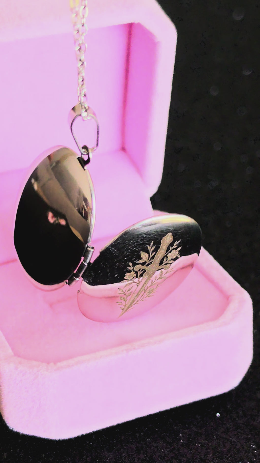 Collar Medallón Powerless — Joya Abre y Cierra | Romantasy Edición Coleccionista