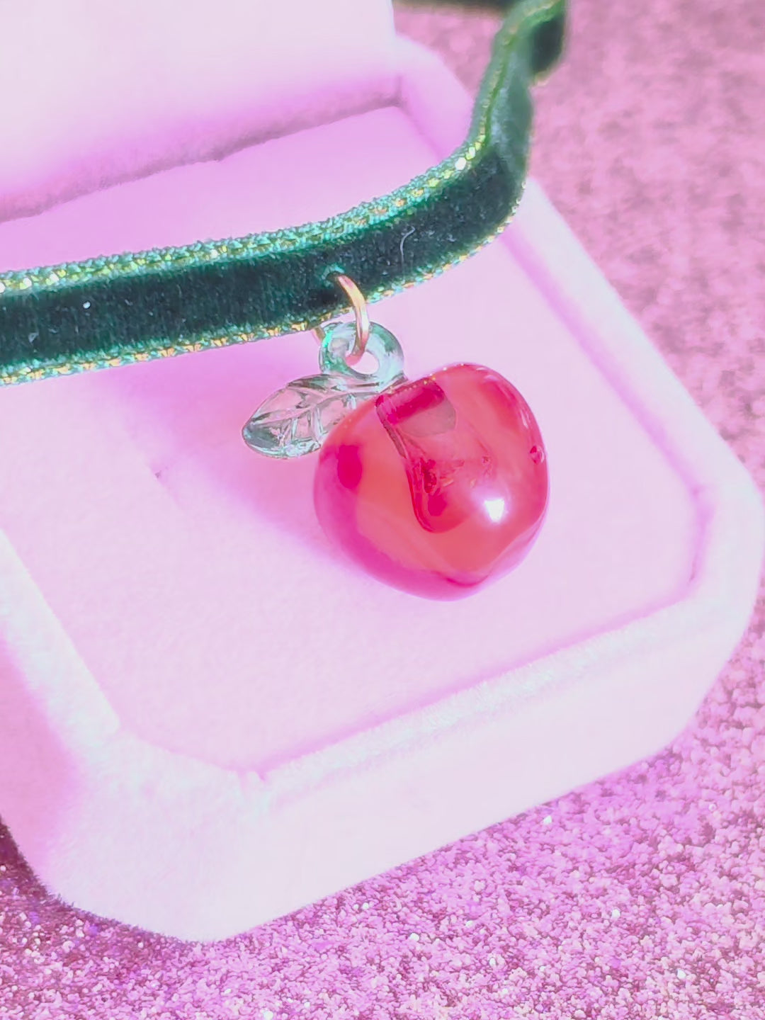 Gargantilla de Terciopelo con Manzana de Cristal | Once Upon a Broken Heart | WitchBelyArt