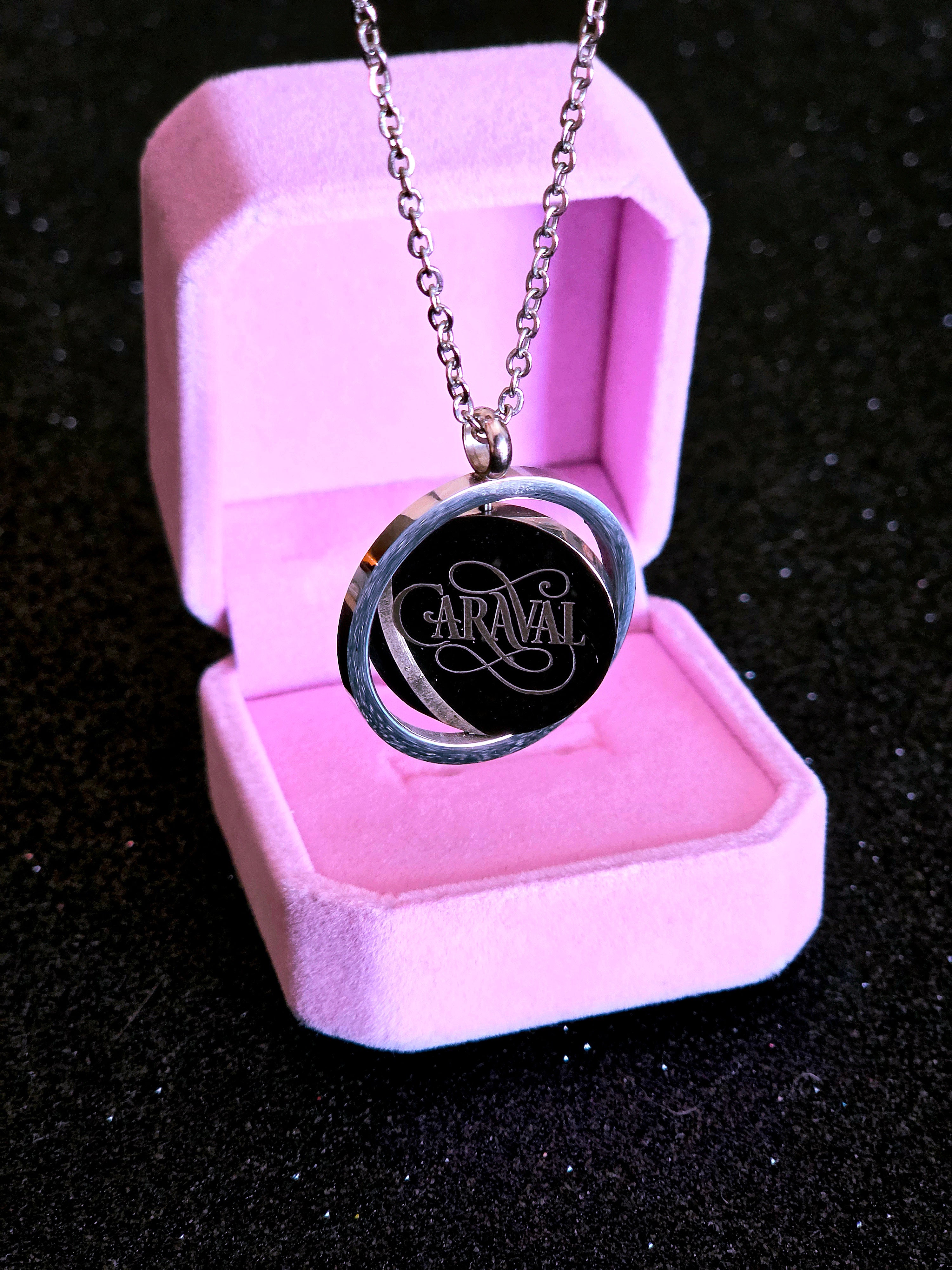 Collar CARAVAL Romantasy – Medallón Grabado Acero Inoxidable