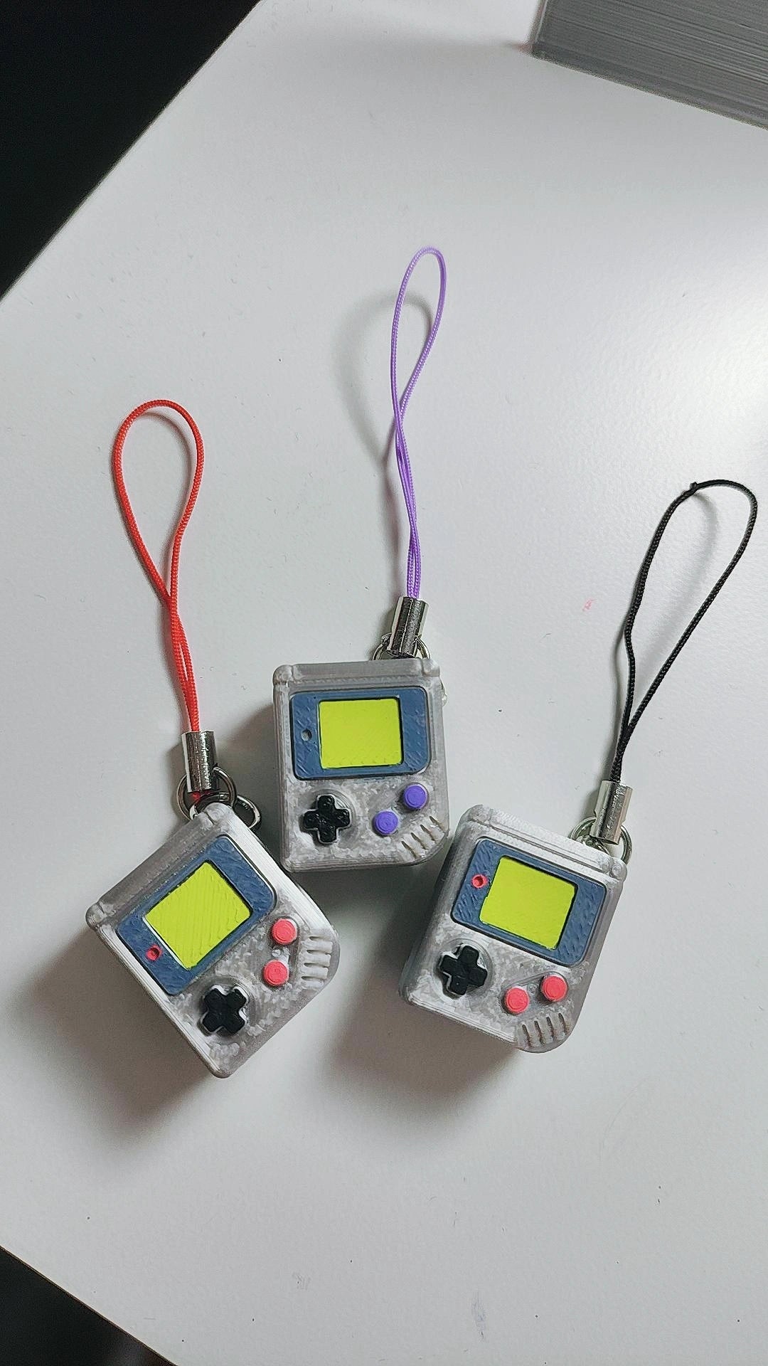 Llavero Game Boy Retro 3D Pintado a Mano | WitchBelyArt