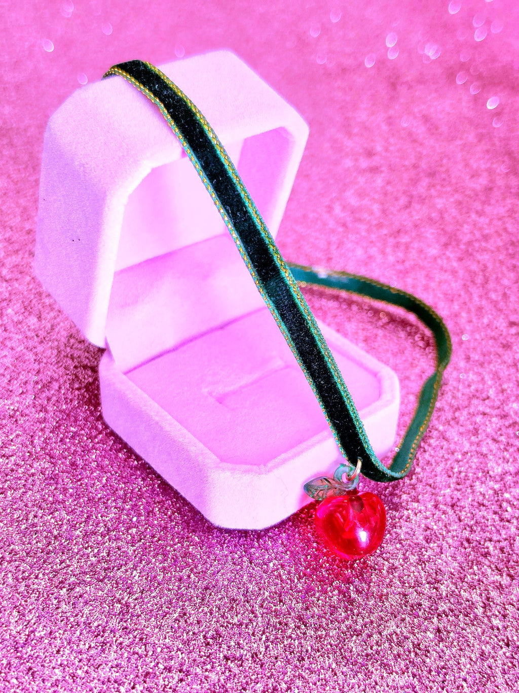 Gargantilla de Terciopelo con Manzana de Cristal | Once Upon a Broken Heart | WitchBelyArt