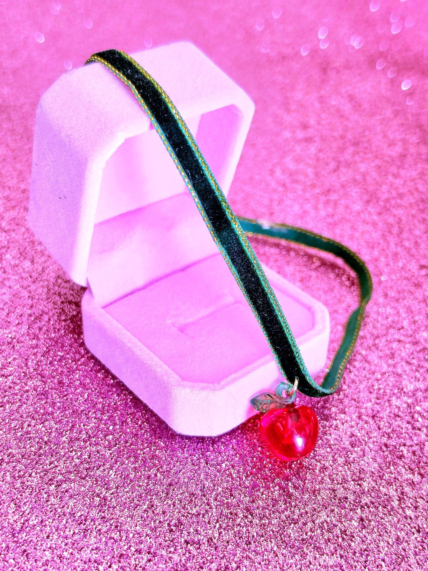 Gargantilla de Terciopelo con Manzana de Cristal | Once Upon a Broken Heart | WitchBelyArt