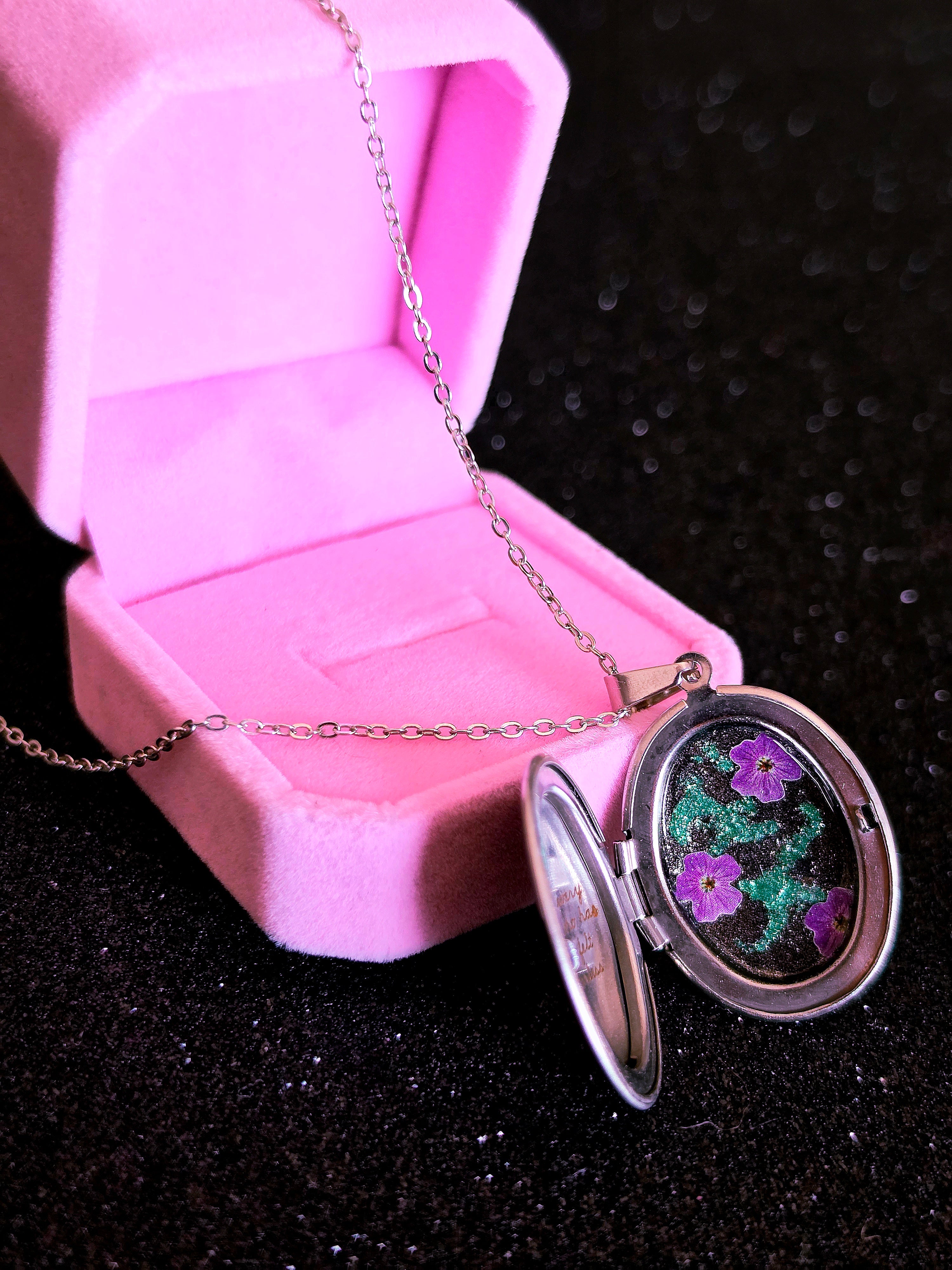 Collar Medallón Powerless — Joya Abre y Cierra | Romantasy Edición Coleccionista