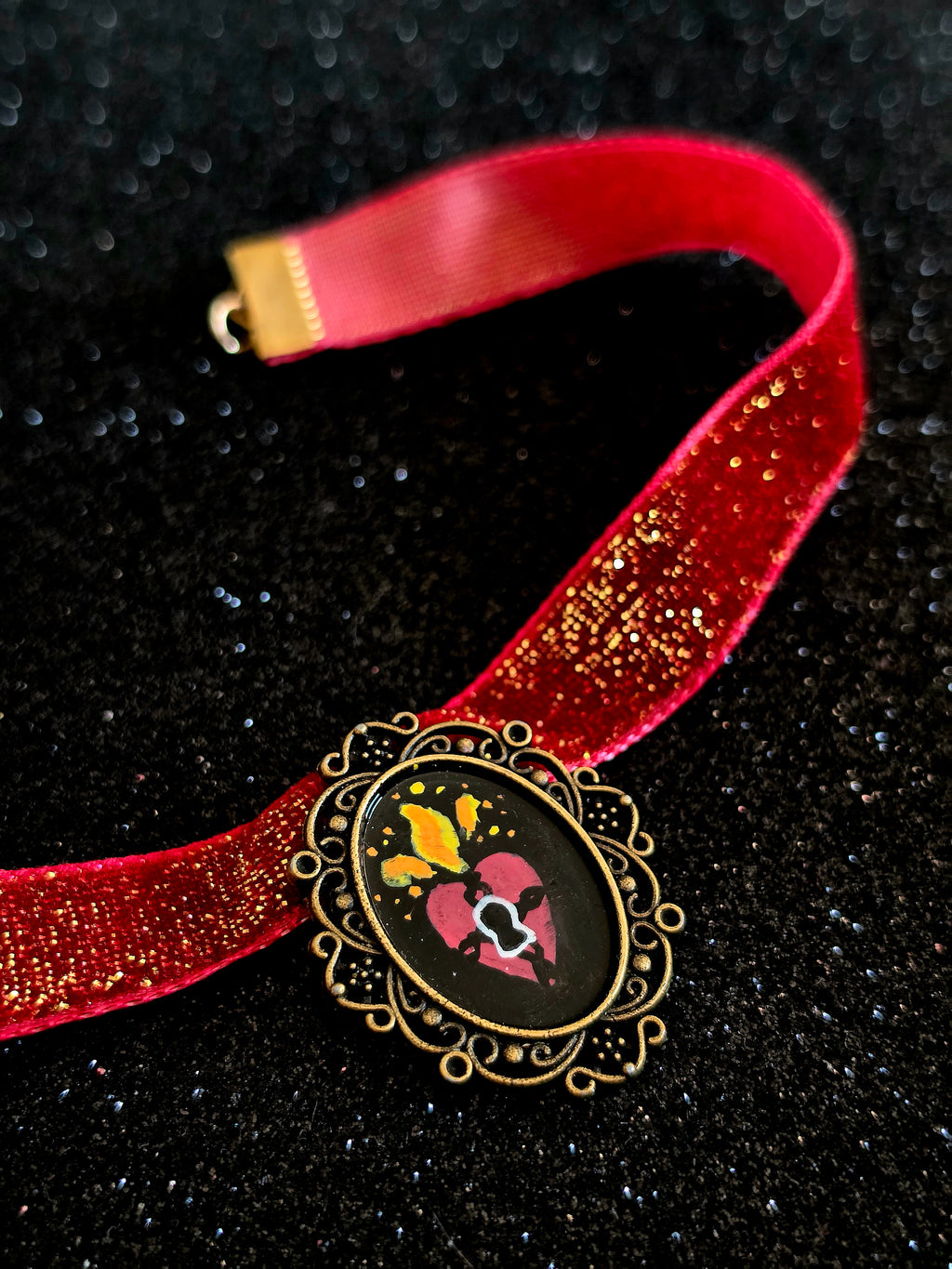 Gargantilla LOVE Burn – Choker de Terciopelo Hecho a Mano | WitchBelyArt