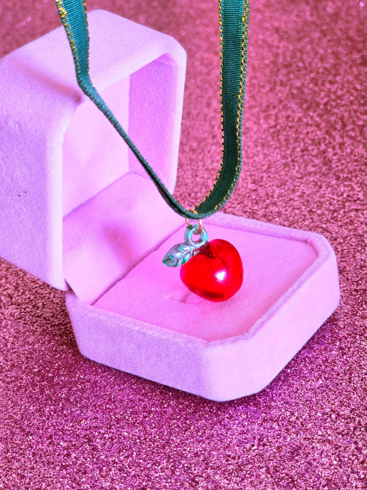 Gargantilla de Terciopelo con Manzana de Cristal | Once Upon a Broken Heart | WitchBelyArt