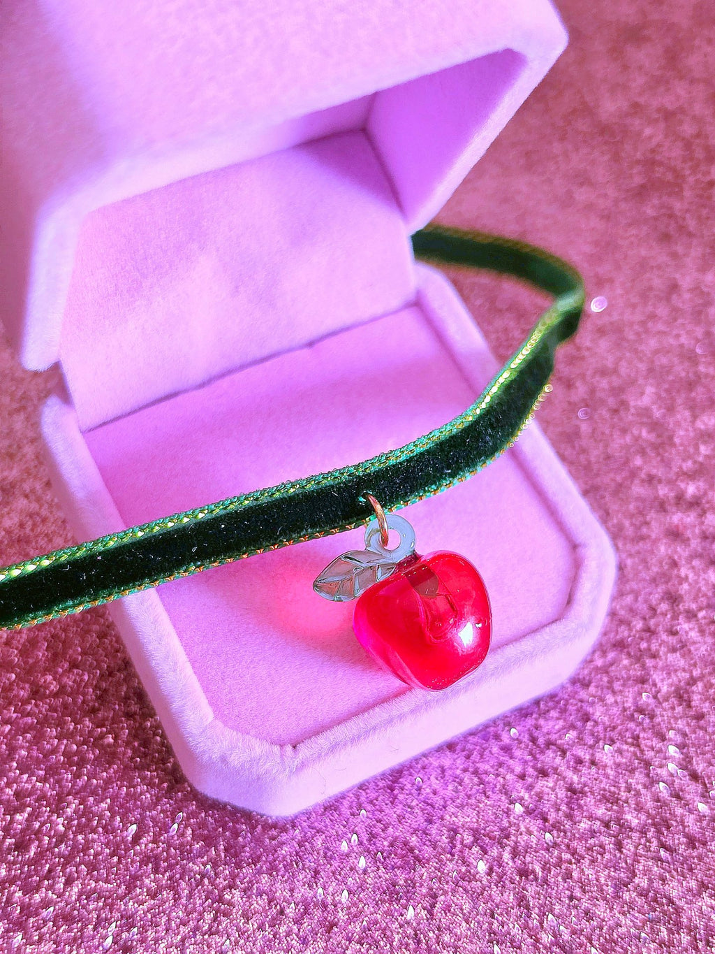 Gargantilla de Terciopelo con Manzana de Cristal | Once Upon a Broken Heart | WitchBelyArt