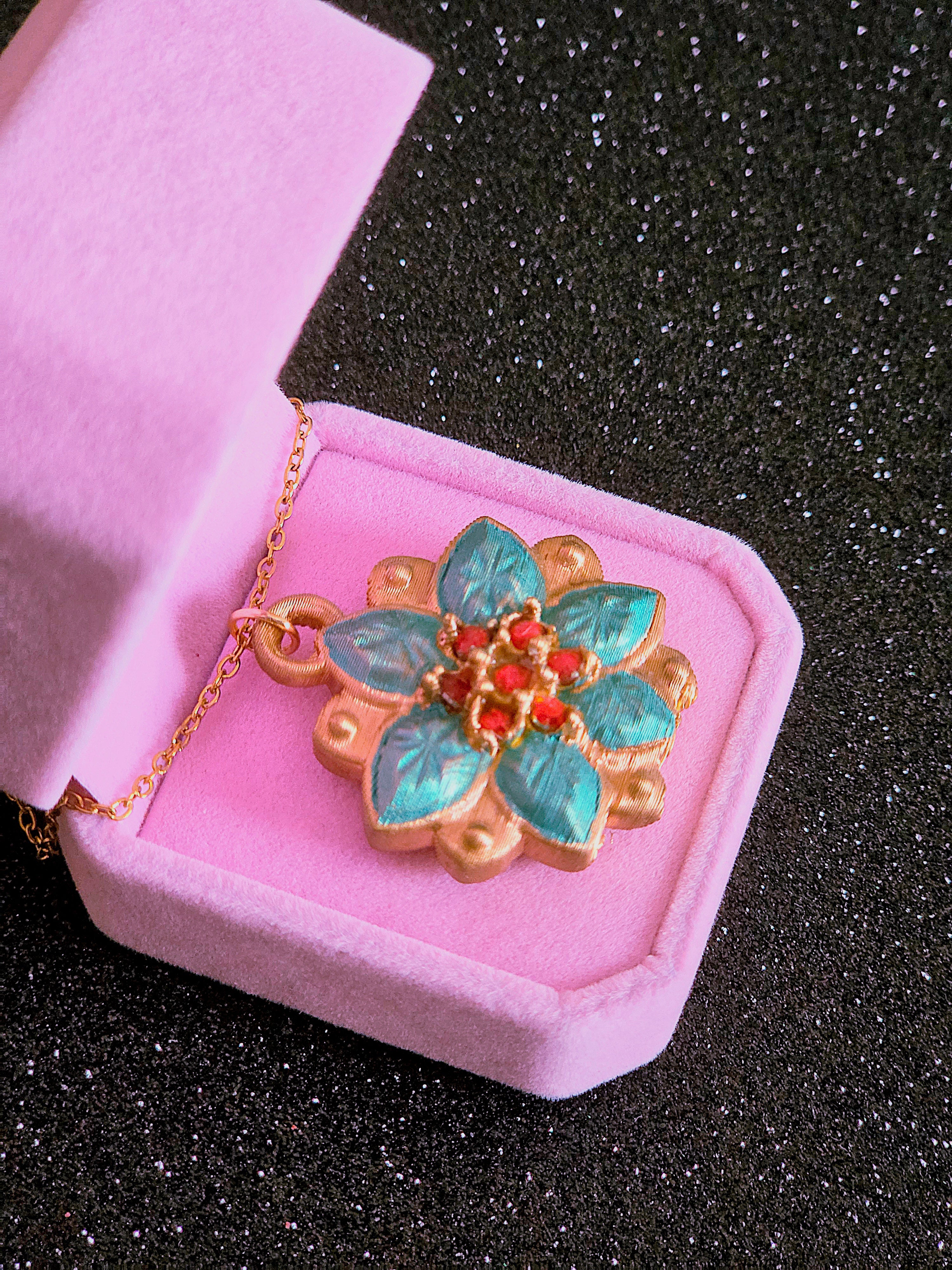 Collar Princesa Anastasia – Colgante Acero Inoxidable Pintado a Mano | Joyería Fantasía
