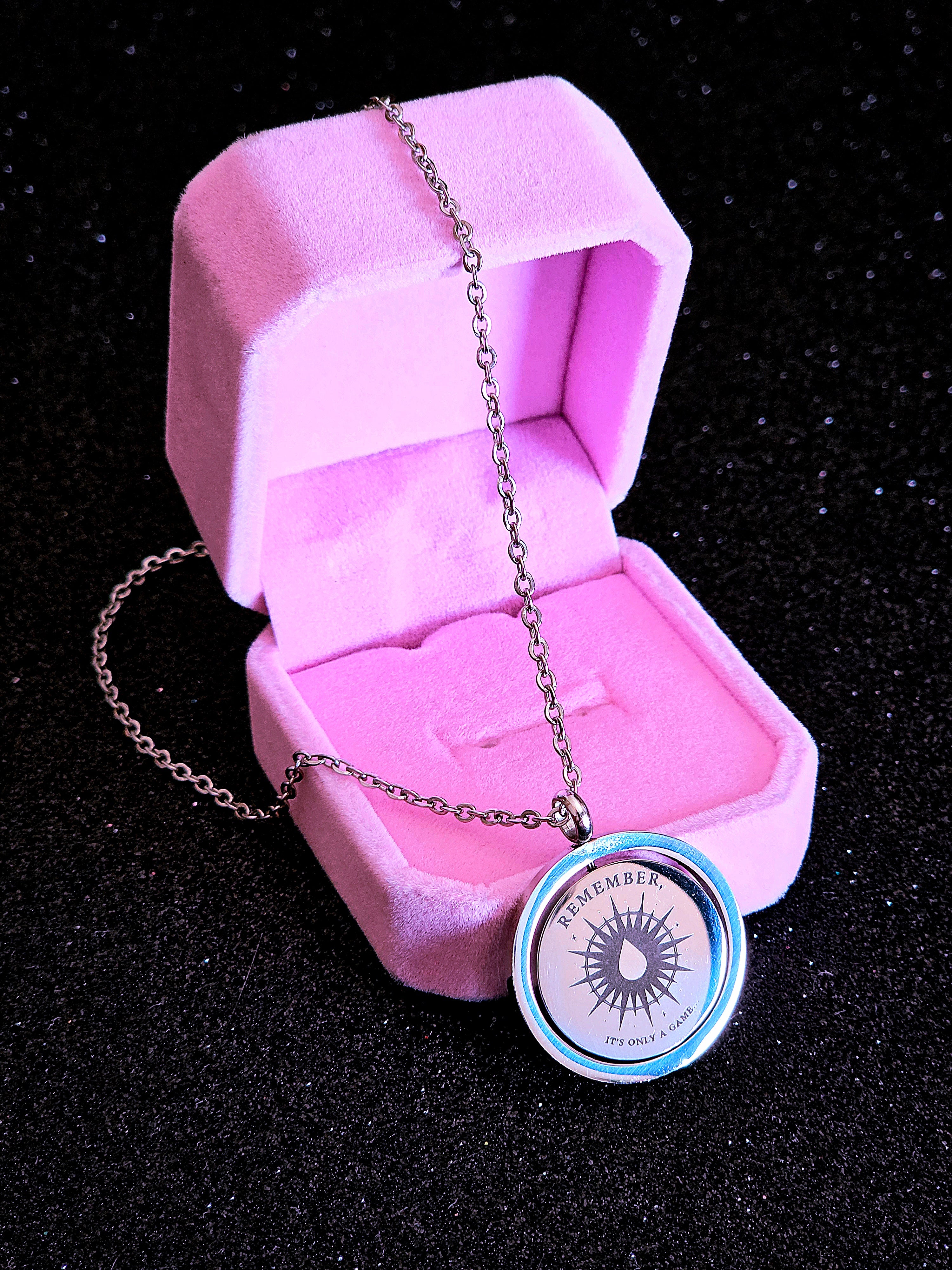 Collar CARAVAL Romantasy – Medallón Grabado Acero Inoxidable