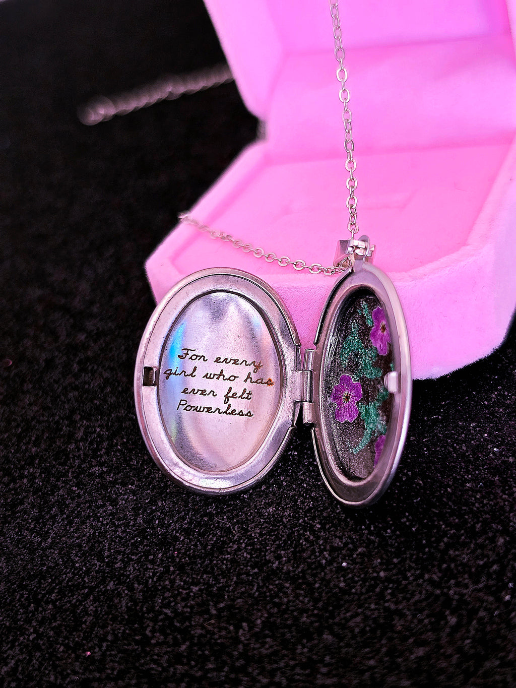 Collar Medallón Powerless — Joya Abre y Cierra | Romantasy Edición Coleccionista
