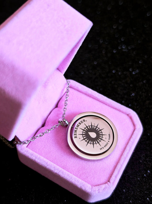 Collar CARAVAL Romantasy – Medallón Grabado Acero Inoxidable
