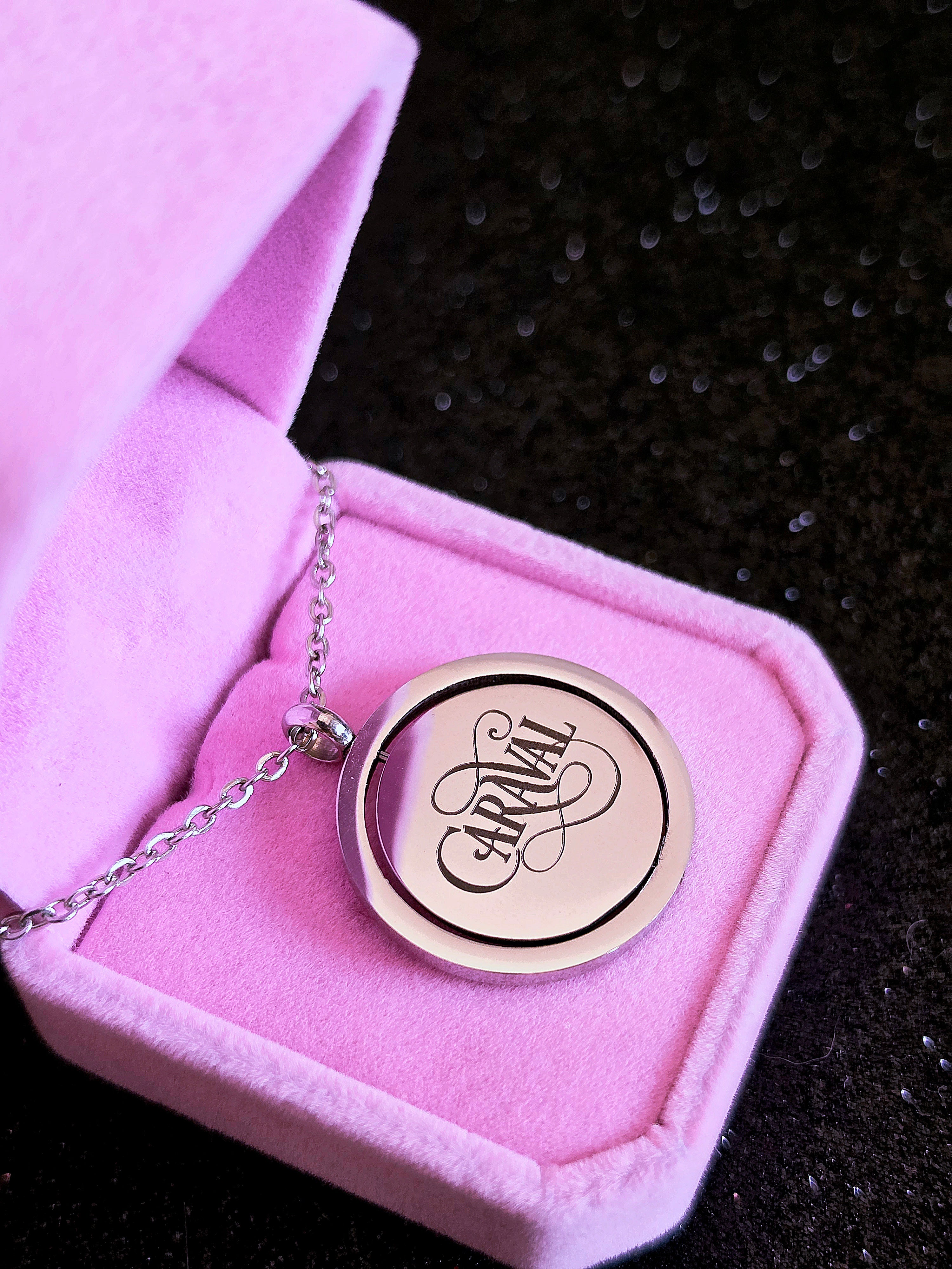 Collar CARAVAL Romantasy – Medallón Grabado Acero Inoxidable