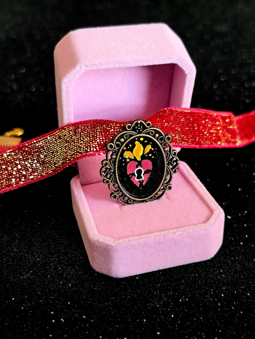 Gargantilla LOVE Burn – Choker de Terciopelo Hecho a Mano | WitchBelyArt