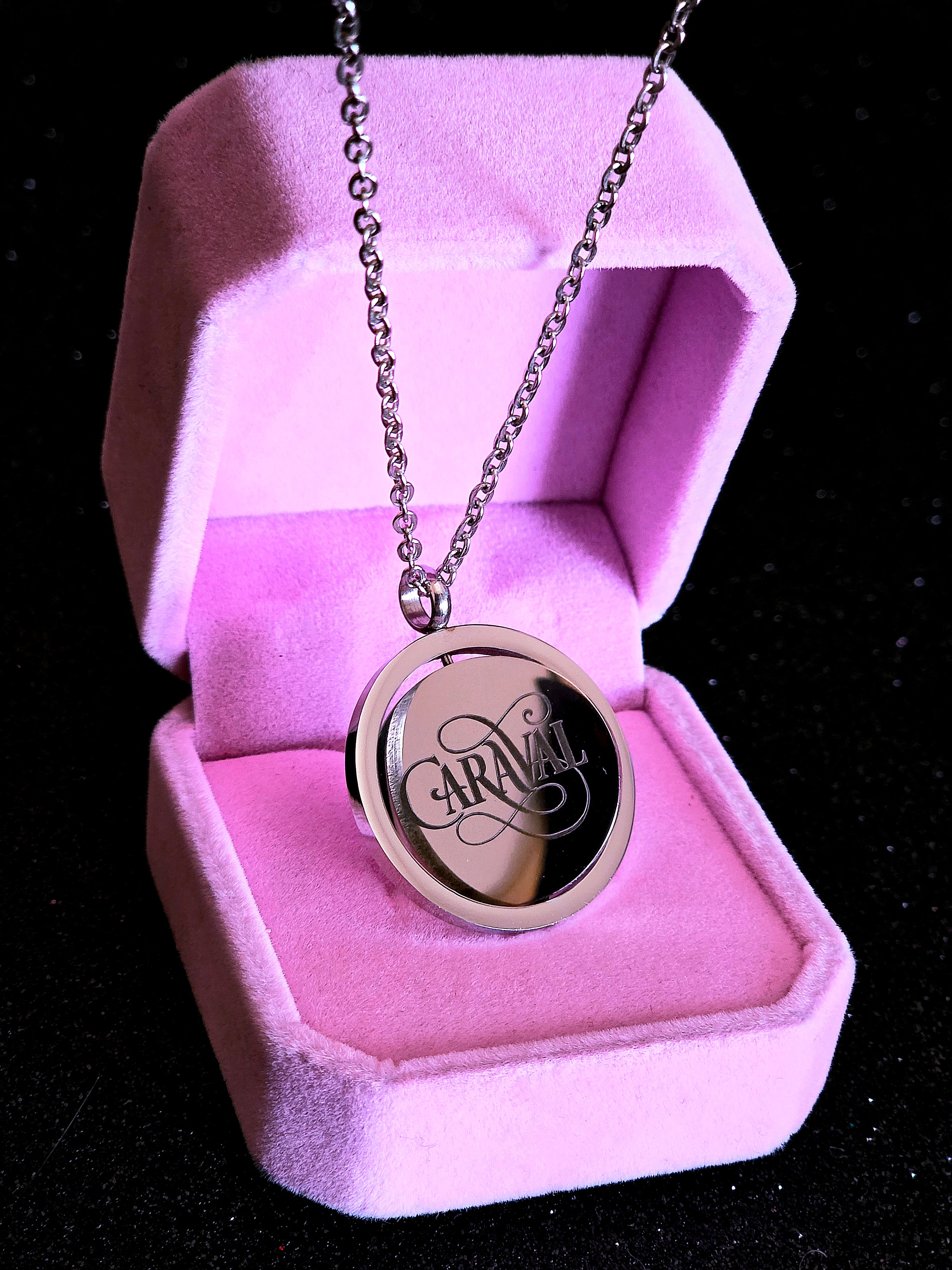 Collar CARAVAL Romantasy – Medallón Grabado Acero Inoxidable